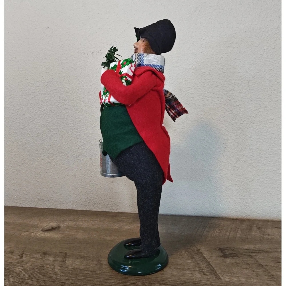 Byers Choice 2004 Caroler Figurine Christmas Red Green Milkman Limited Ed 27/100